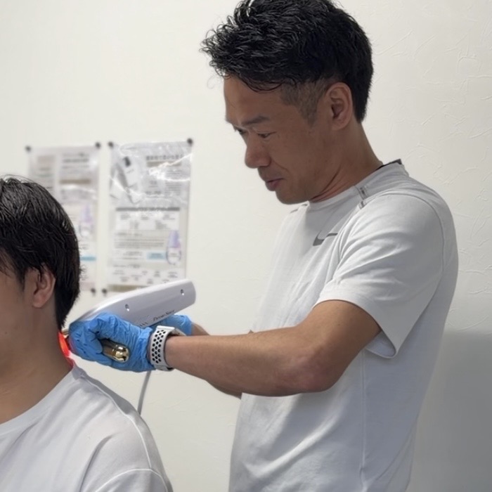 河江将司がフィジオショットを用いて施術する様子